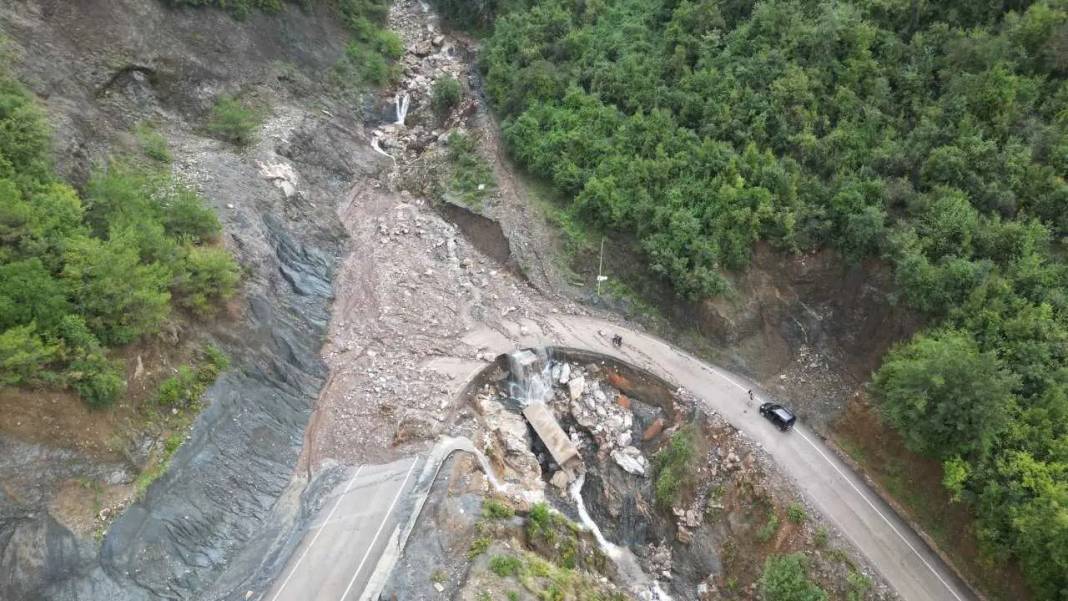 Hatay’da Sel Hayatı Felç Etti: Yollar Çöktü, Evler Hasar Aldı! 1